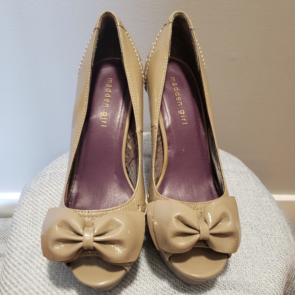 Steve Madden Y2K Peep Toe Patent 4" Platform Heel Beige Sz 7.5